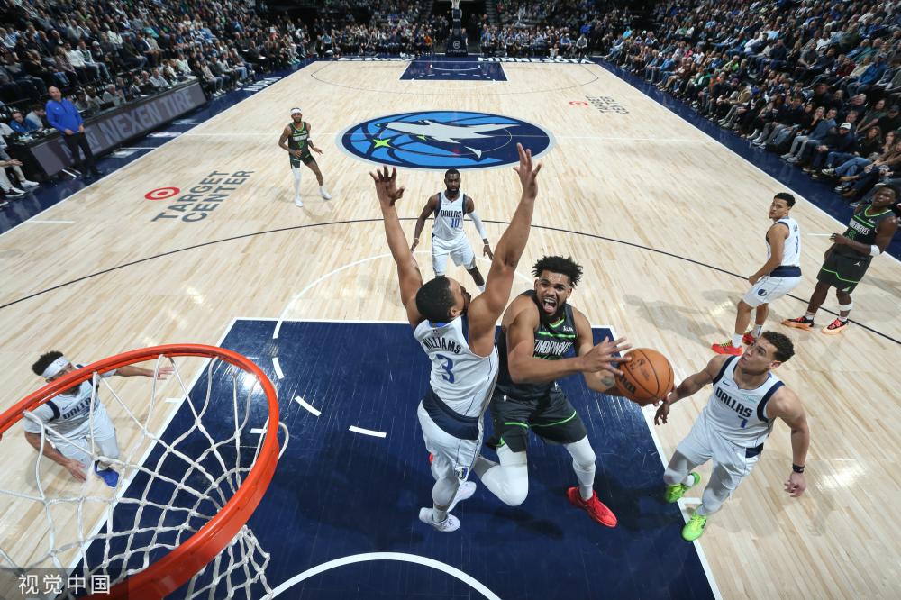 [图]王大雷出击失误被红牌罚下 十人泰山0-0河南.